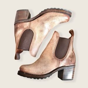 FRYE Women's Sabrina Chelsea Boot, Waxed Chocolate, 9 M US